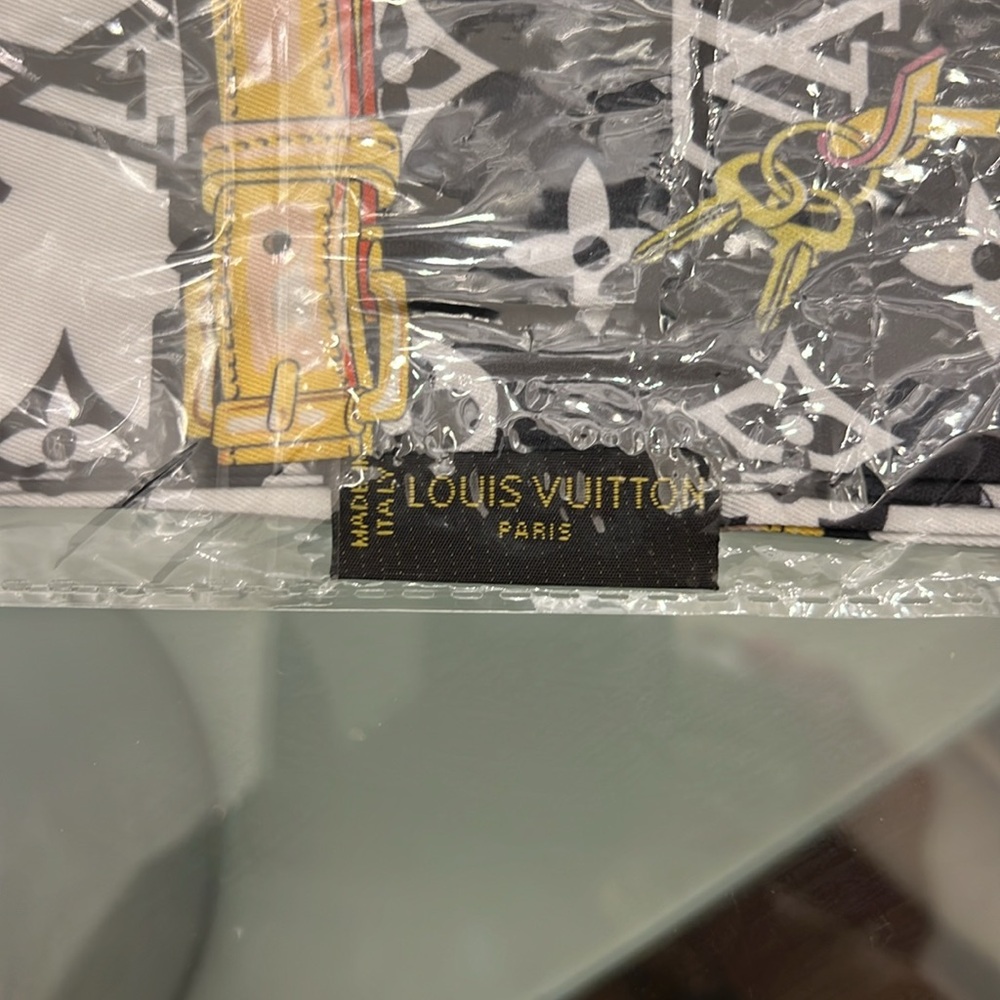 Louis Vuitton Luxury twilly black and white! - Picture 7 of 9